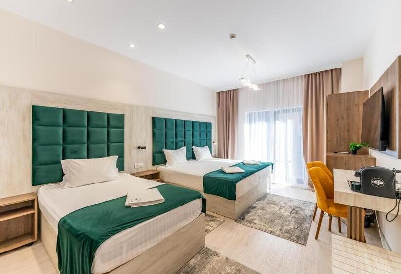 اتاق استاندارد سه تخته با بالکن, M City Apart
