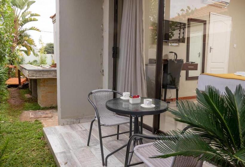 اتاق لوکس با بالکن, Milele Lodge