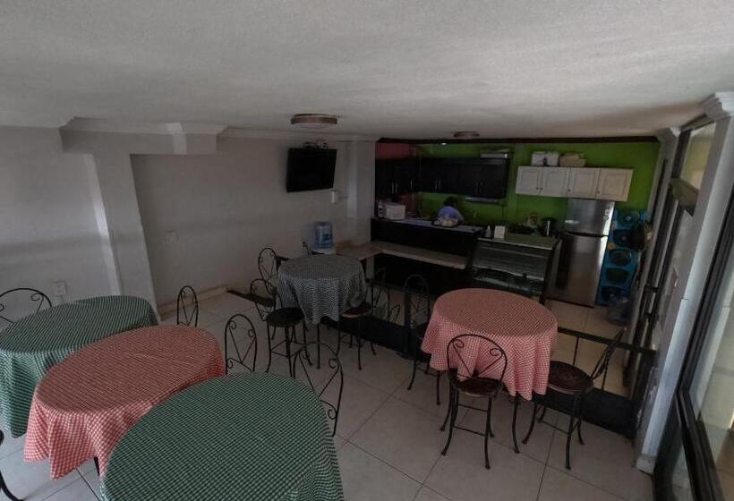اتاق ساده سه‌ نفره, He Centro   Desayuno Incluido