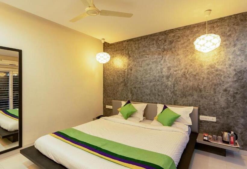 Номер Deluxe, Treebo Midvalley Residence