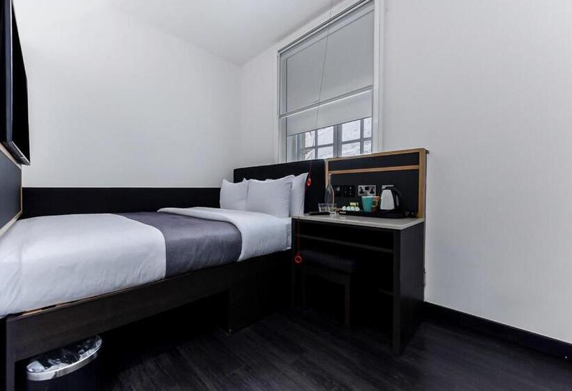 חדר סטנדרט מותאם לאדם עם מוגבלויות, The Z Hotel Holborn