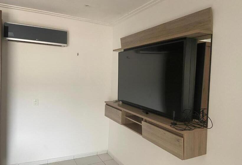 استودیوی لوکس, Guilherme Hostel