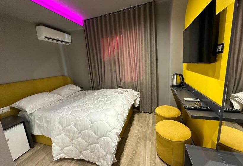 이코노미 룸, Love Hotel Tirana