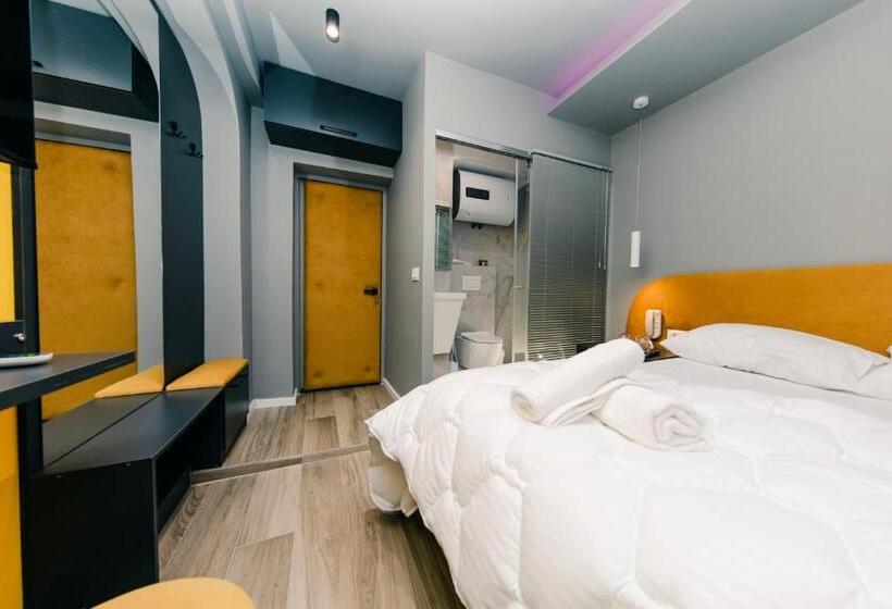 이코노미 룸, Love Hotel Tirana