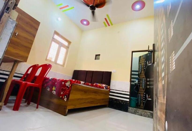 Трехместный Номер Классика, Oyo Vrindavan