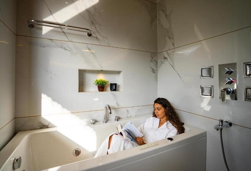 자쿠지 스위트, Alt Life Luxe   Uppper Bhagsu Mcleodganj