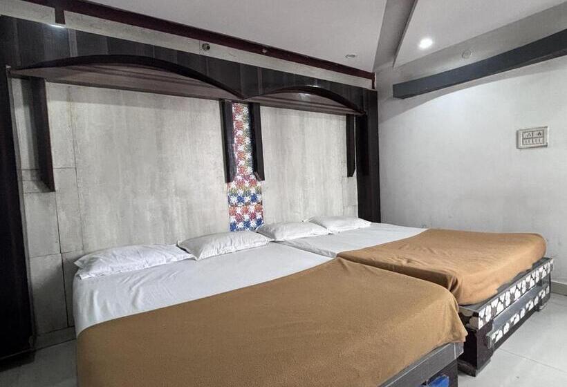 四人豪华间, Staymaker Hotel Raj Empire