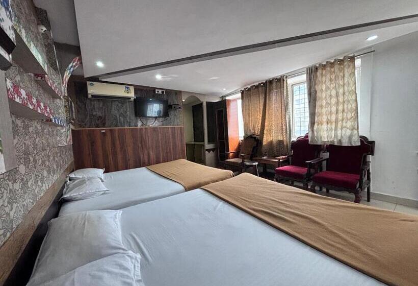 四人豪华间, Staymaker Hotel Raj Empire