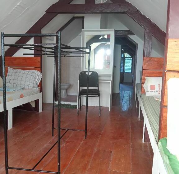 共用房间的床, Czar S Place