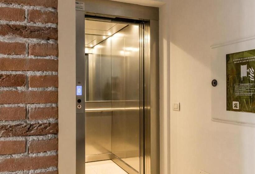 1 Bedroom Penthouse Apartment, Veronetta Stunning Rooftop With Lift