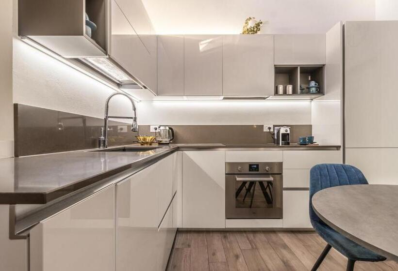 1 Bedroom Penthouse Apartment, Veronetta Stunning Rooftop With Lift