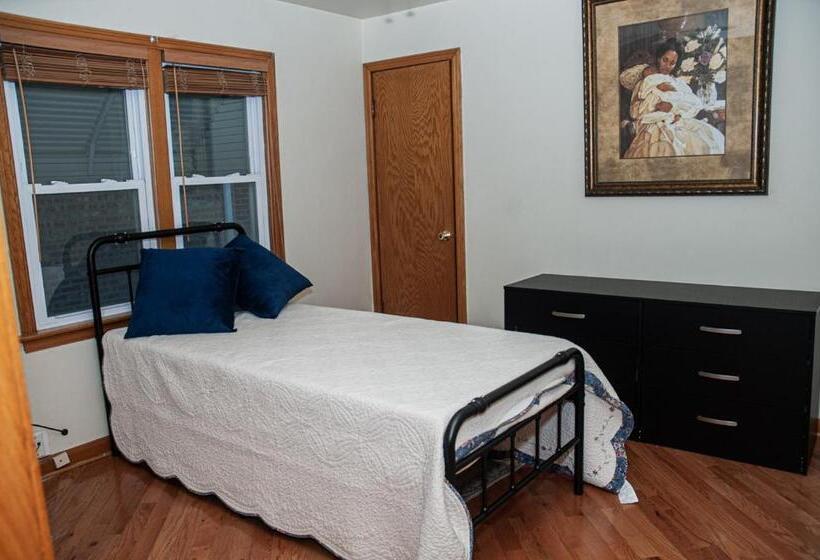 Quarto Estandar, 3 Bedroom, 2 Bathroom, Full Finished Basement Bungalow, Near Oaklawn