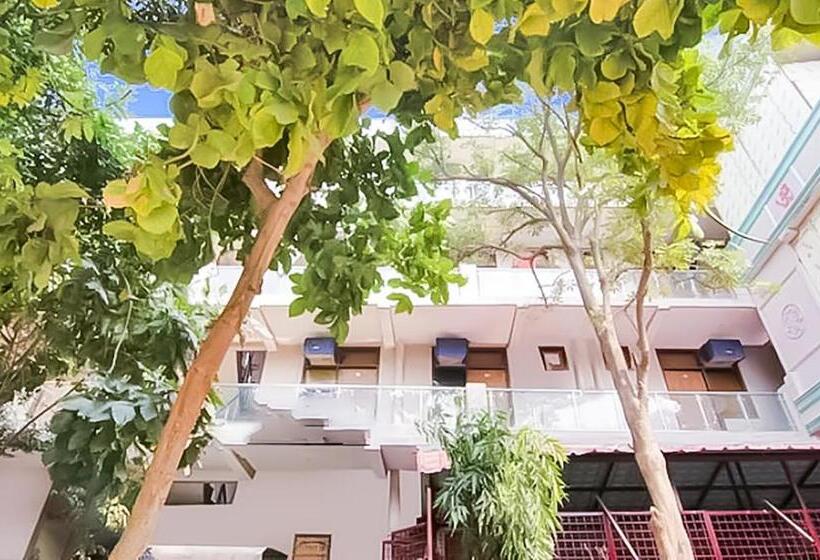 اتاق لوکس, Roomshala 121 Hotel Classic  Hazrat Nizamuddin Railway Station