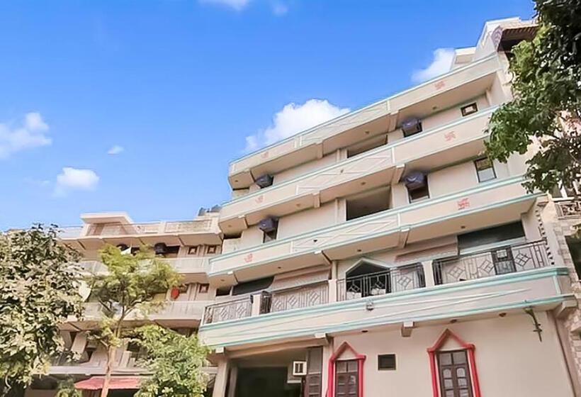 اتاق لوکس, Roomshala 121 Hotel Classic  Hazrat Nizamuddin Railway Station