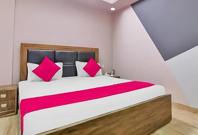 اتاق لوکس, Roomshala 121 Hotel Classic  Hazrat Nizamuddin Railway Station