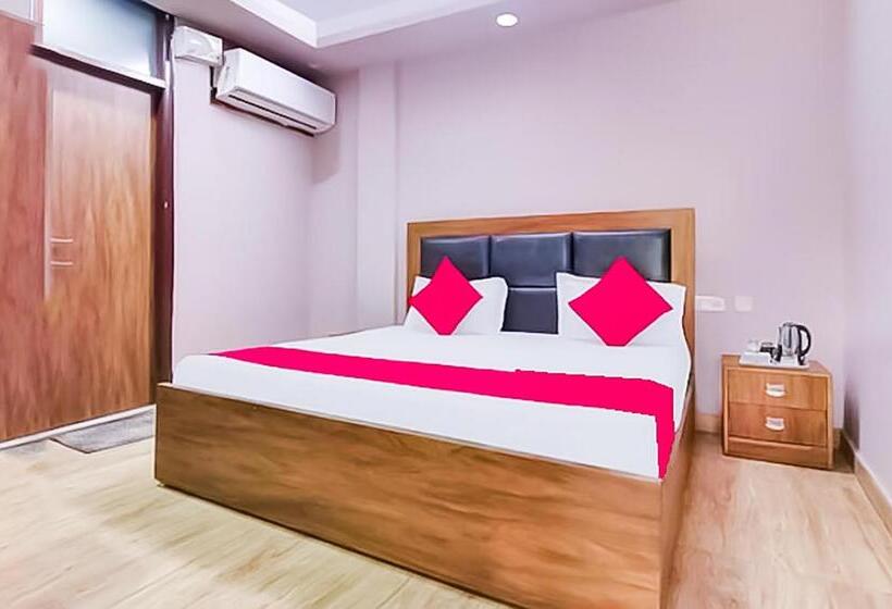 اتاق لوکس, Roomshala 121 Hotel Classic  Hazrat Nizamuddin Railway Station