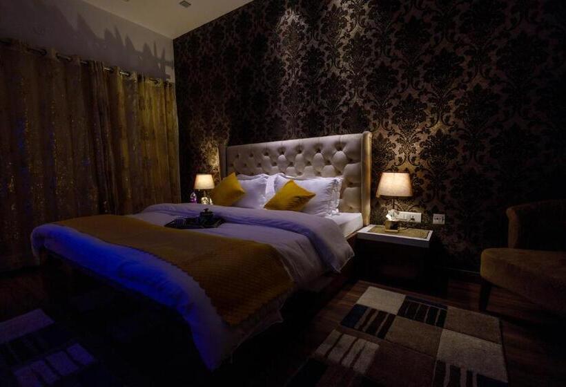 1 Bedroom Penthouse Apartment, Victorian Elegance Luxury Stays