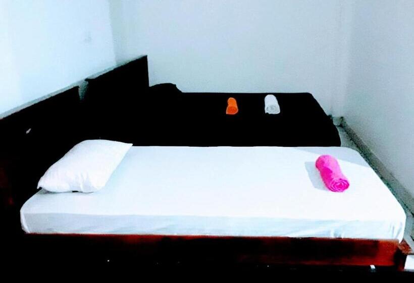 اتاق خانوادگی, Black And White Kandy Guest House 01
