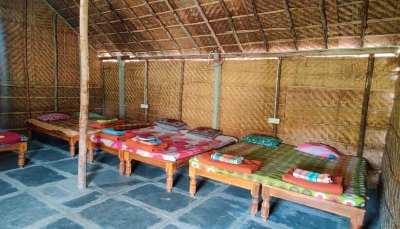 اتاق استاندارد چهارنفره با بالکن, Om Home Hampi