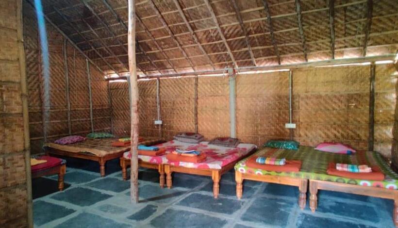 اتاق استاندارد چهارنفره با بالکن, Om Home Hampi