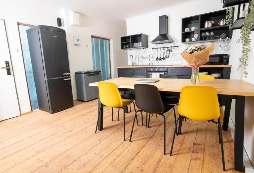 اتاق استاندارد با سرویس بهداشتی مشترک, White Wolf House Hostel & Apartments