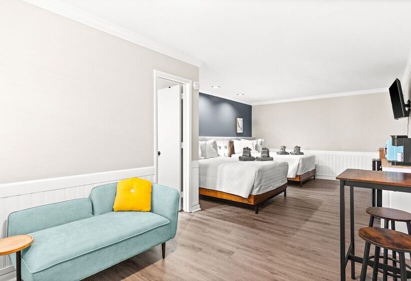 Четырехместный номер Премиум, Dry Dock Inn