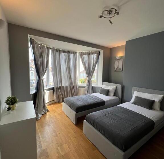 Номер Стандарт Трехместный, Stunning House 15 Min From Wembley Arena