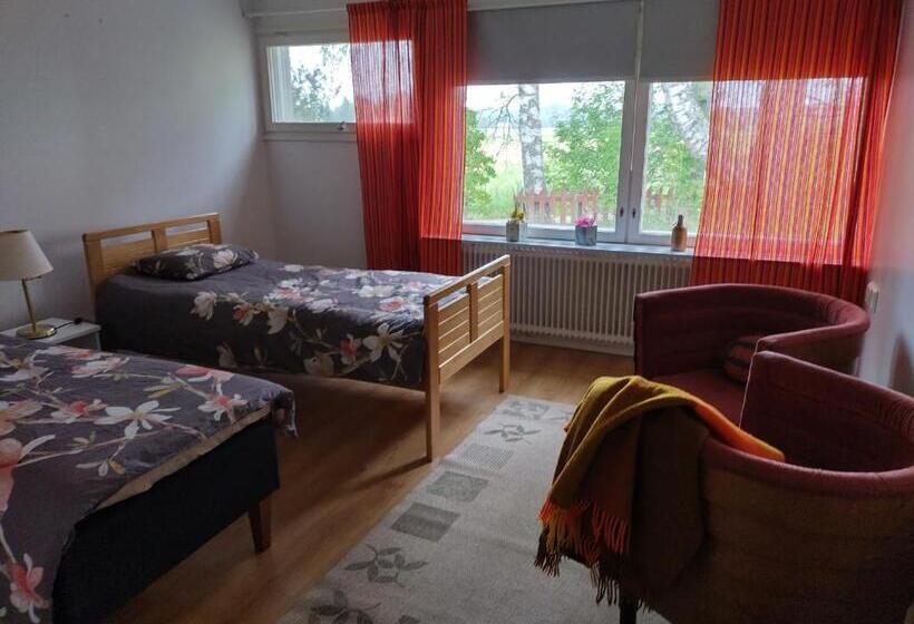 Номер Deluxe, Saarnimaja