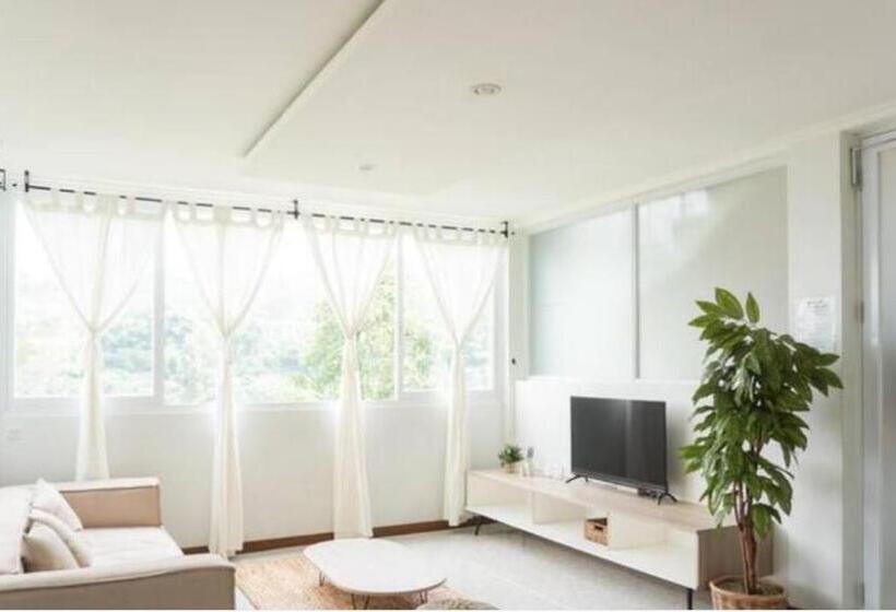 آپارتمان 1 خوابه همکف, Over Easy Apartment