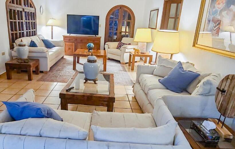اتاق لوکس خانوادگی, Casa Nacapule En La Quinta
