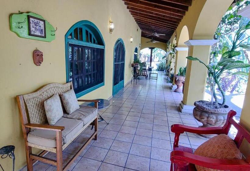 اتاق لوکس خانوادگی, Casa Nacapule En La Quinta