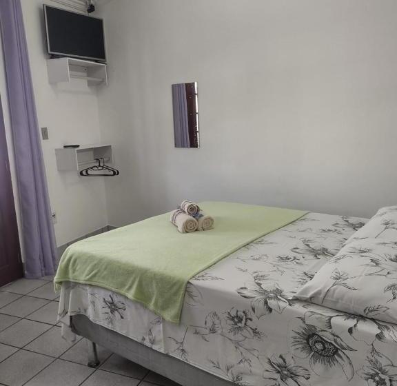 חדר לארבעה סטנדרטי עם מרפסת, Pousada Caravelas   Centro De Paraty