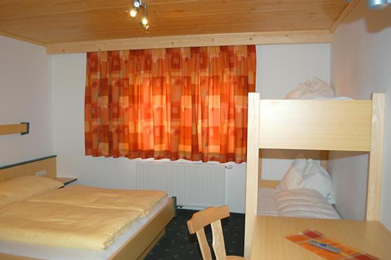 Quarto Quádruplo Estandar, Gästehaus Standardhaus