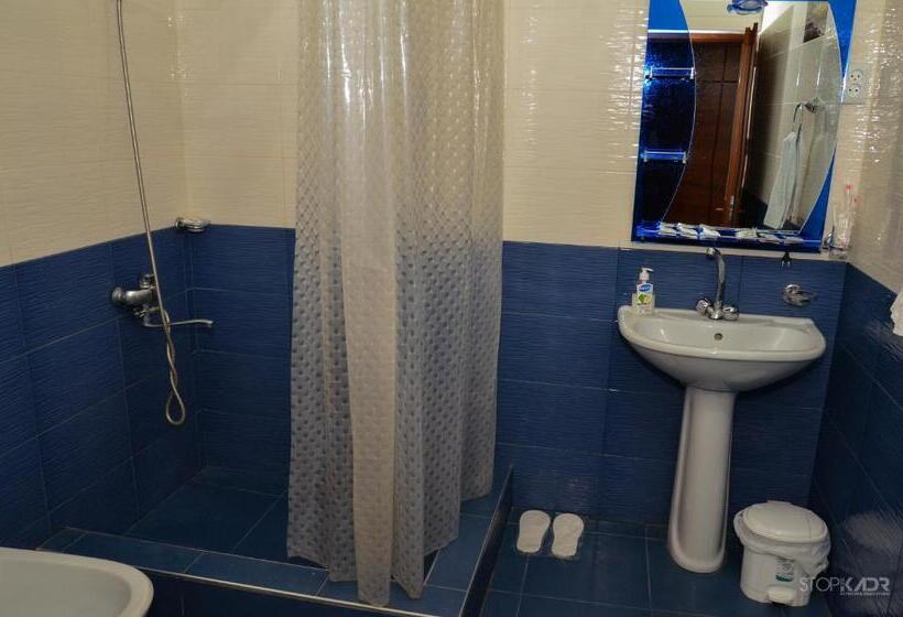 اتاق خانوادگی, Narek B&b