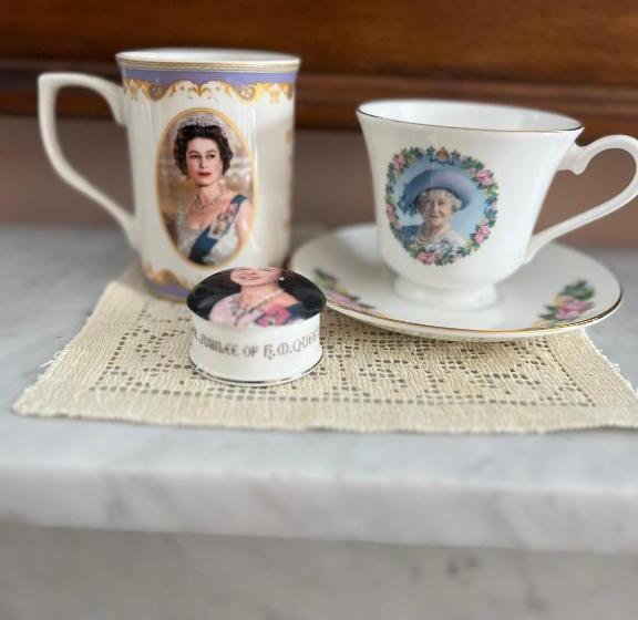 اتاق لوکس, Antique1242 British Bed & Breakfast