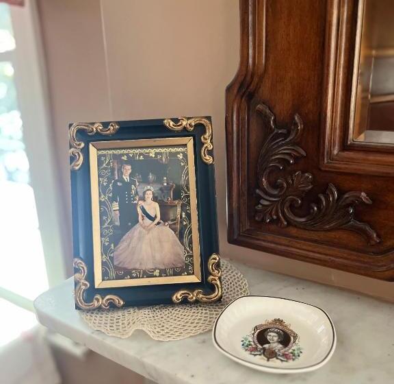 اتاق لوکس, Antique1242 British Bed & Breakfast