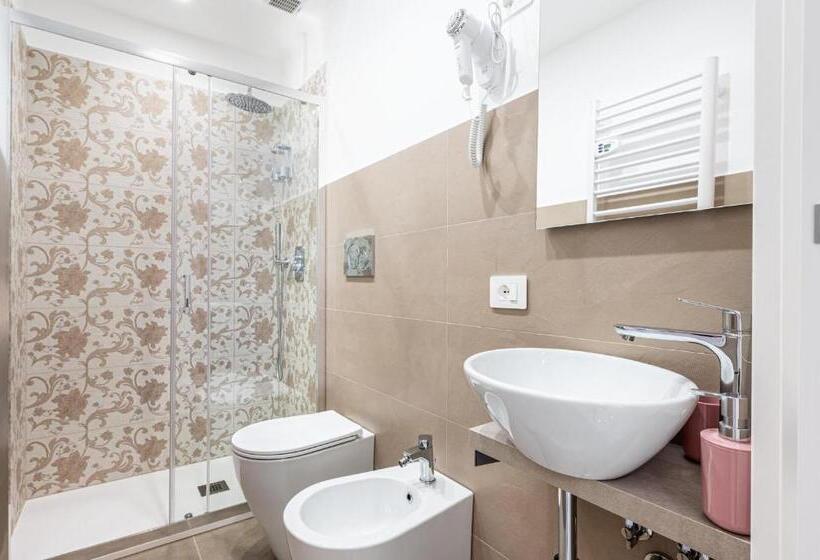 غرفة قياسية مزوَّدة بشُرفة, Palazzobellini
