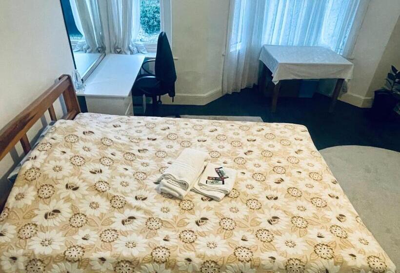اتاق لوکس, Mia Property   Two Mile Hill