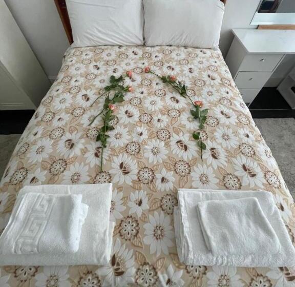 اتاق لوکس, Mia Property   Two Mile Hill
