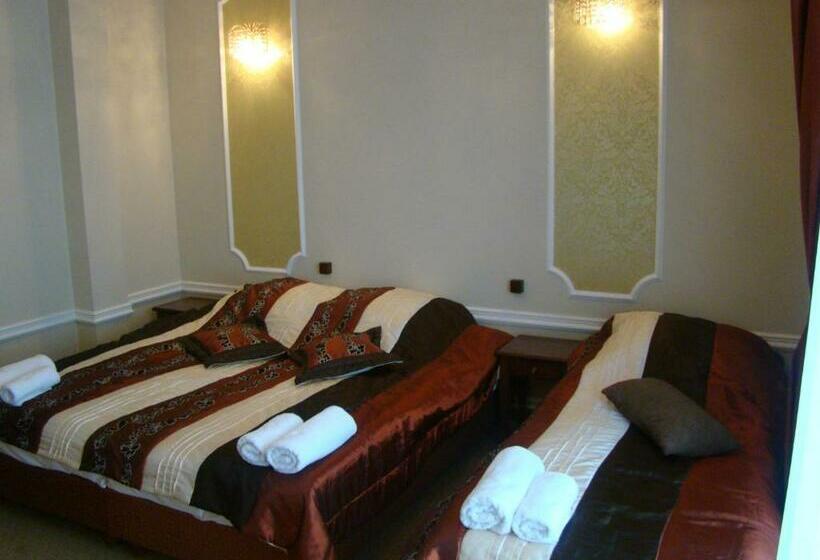 Quarto Triplo Estandar, Dworek Vesaria