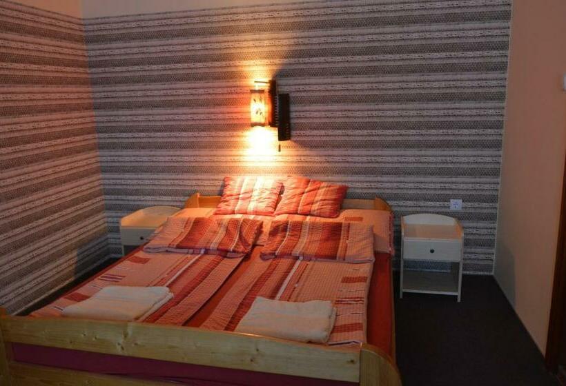 Номер Стандарт Трехместный, Flamingo Vendégház