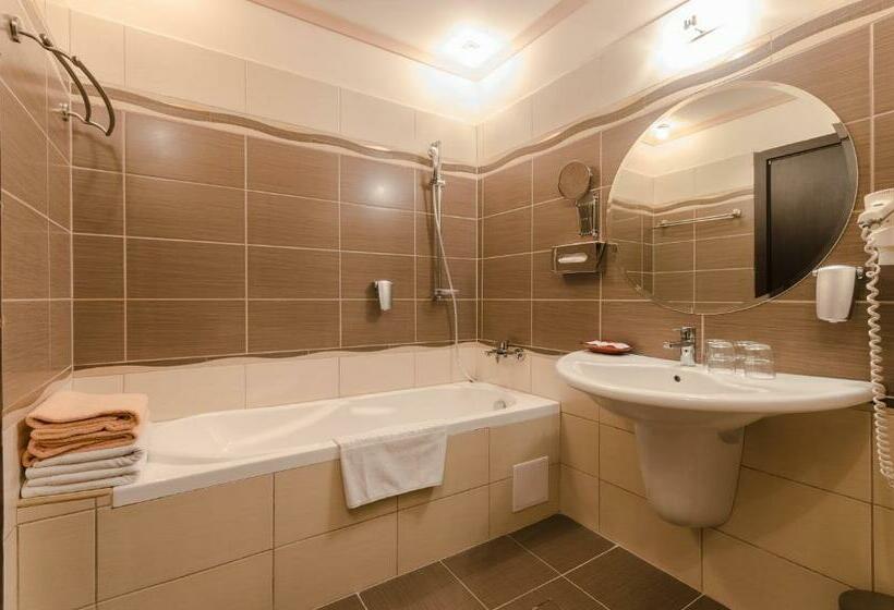 جناح جونيور عائلى, Hunguest Hotel Apollo
