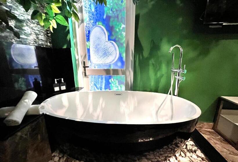 سوئیت با وان آب گرم, Loove Hotel   Khách Sạn Tình Yêu