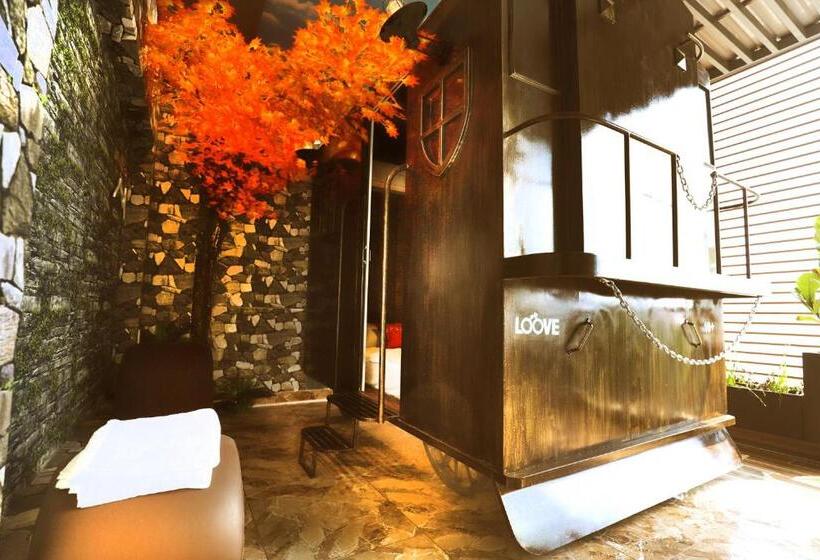 سوئیت با وان آب گرم, Loove Hotel   Khách Sạn Tình Yêu