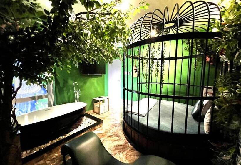 سوئیت با وان آب گرم, Loove Hotel   Khách Sạn Tình Yêu