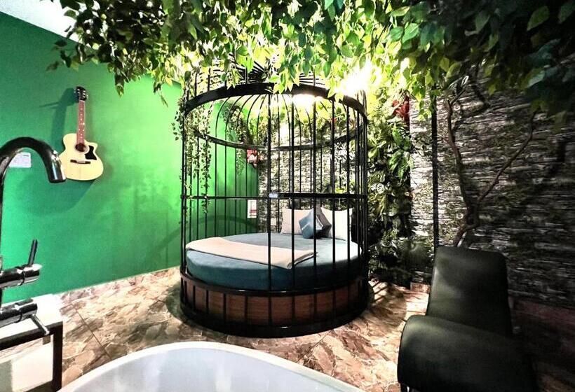 سوئیت با وان آب گرم, Loove Hotel   Khách Sạn Tình Yêu