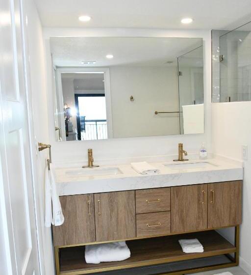 Апартаменты 1 Спальня Вид на Море, Breathtaking Views Beach Condo   Sleeps 8!
