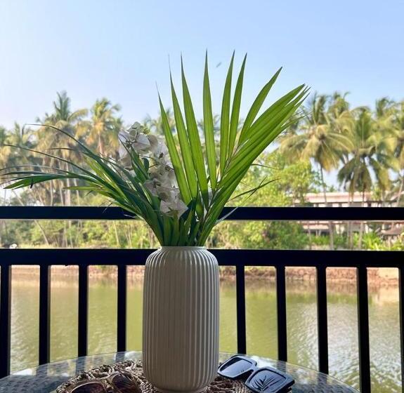 Люкс Повышенной Комфортности, Riverside Luxe Living