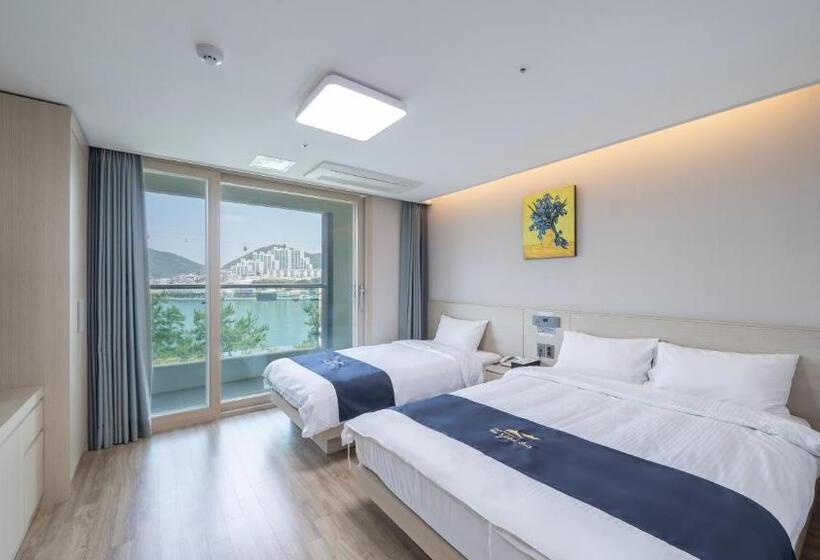اتاق لوکس با چشم‌انداز دریا, The Hotel Soo
