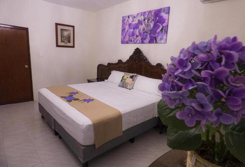 اتاق استاندارد سه تخته با چشم‌انداز استخر, Casa Flores Y Gemas